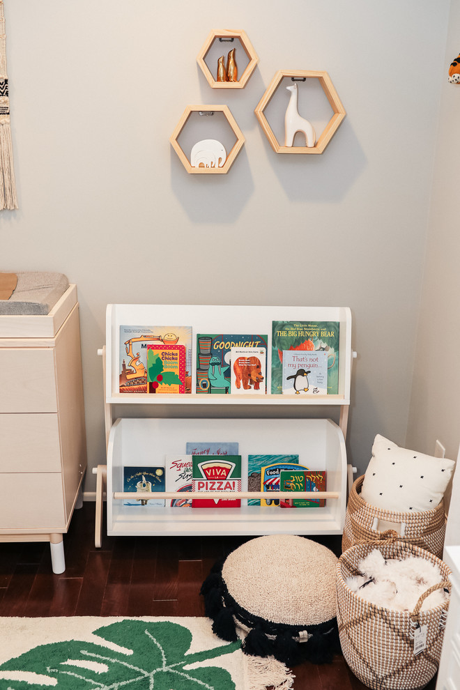 На фото: нейтральная комната для малыша среднего размера в стиле кантри с серыми стенами, паркетным полом среднего тона и коричневым полом