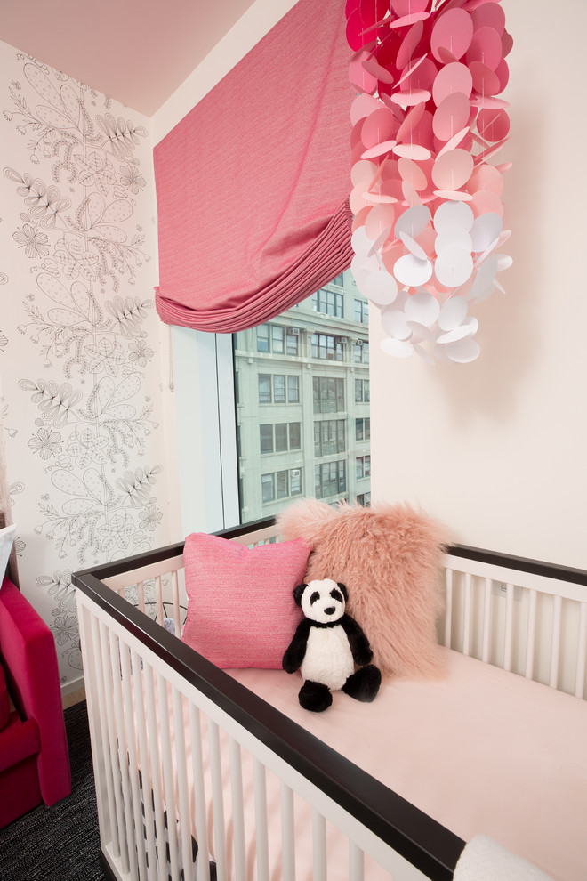 Foto di una cameretta per neonata minimal con moquette