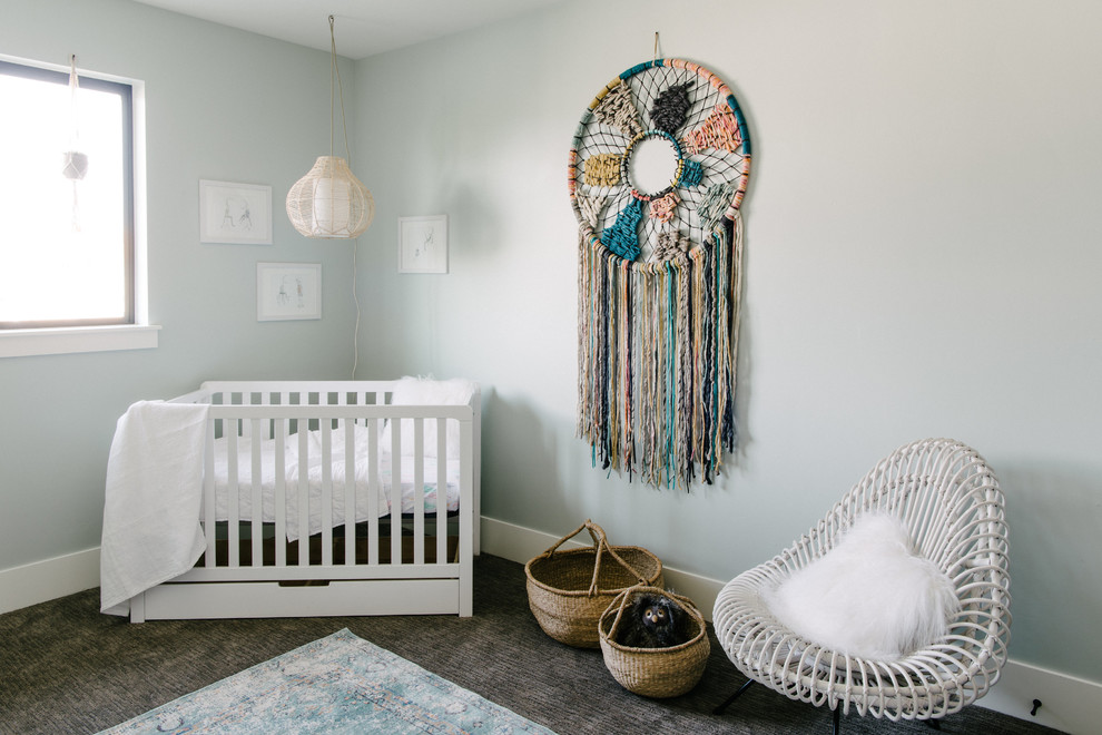 ソルトレイクシティにあるお手頃価格の中くらいなコンテンポラリースタイルのおしゃれな赤ちゃん部屋 (青い壁、カーペット敷き、男女兼用、グレーの床) の写真