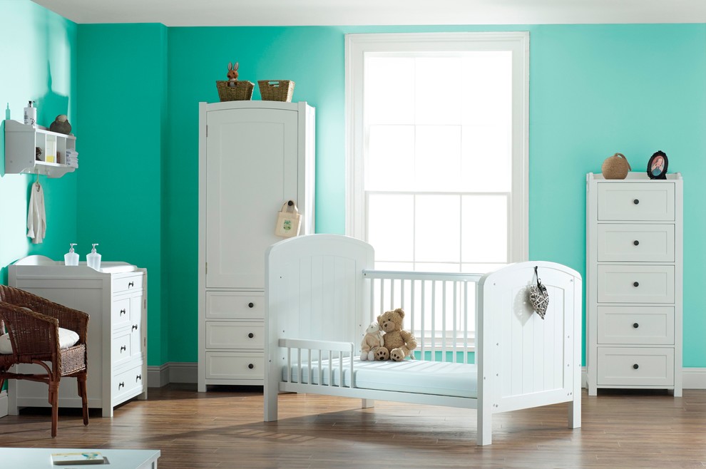 На фото: комната для малыша в стиле модернизм с зелеными стенами с