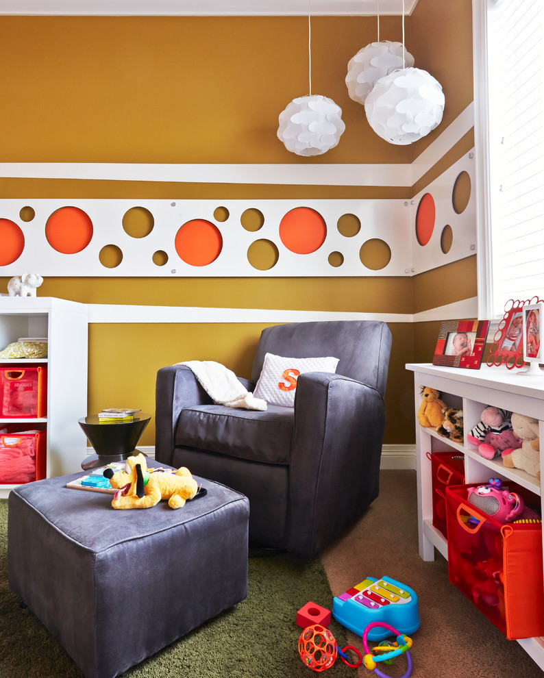 Aménagement d'une chambre de bébé neutre contemporaine de taille moyenne avec moquette, un mur blanc et un sol beige.