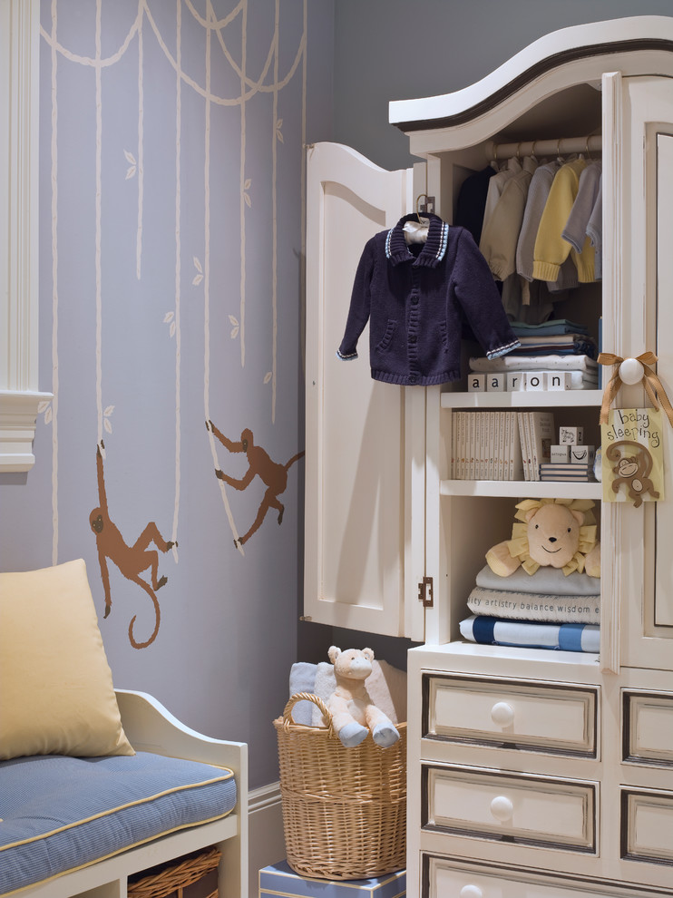 Immagine di una cameretta per neonati neutra classica con pareti blu