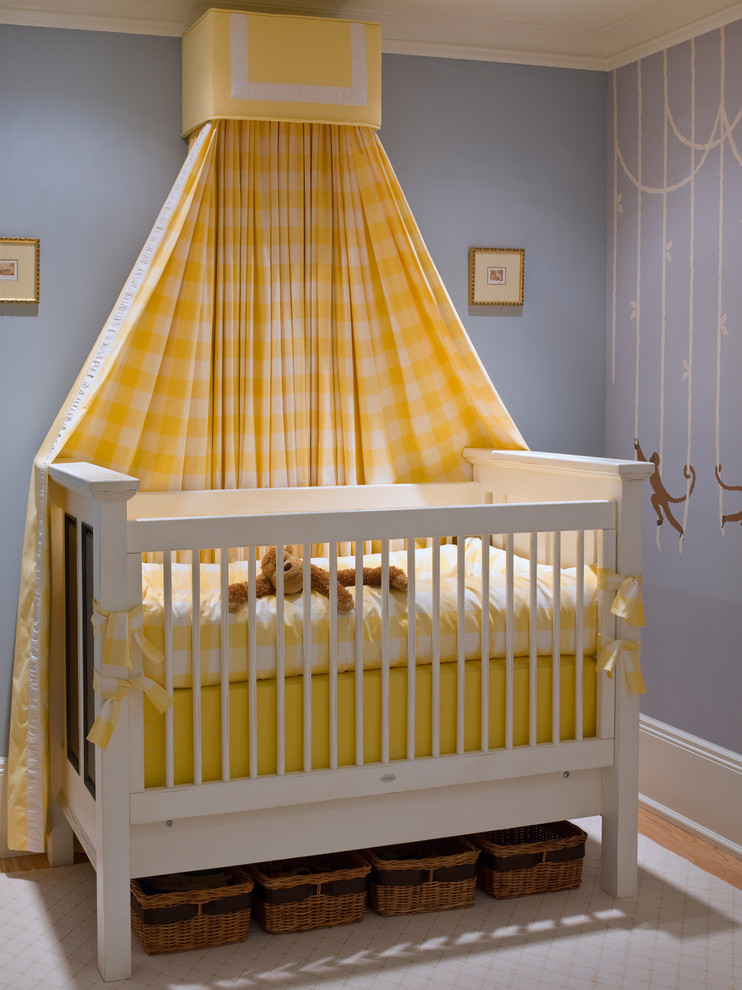 Стильный дизайн: нейтральная комната для малыша в классическом стиле с синими стенами - последний тренд