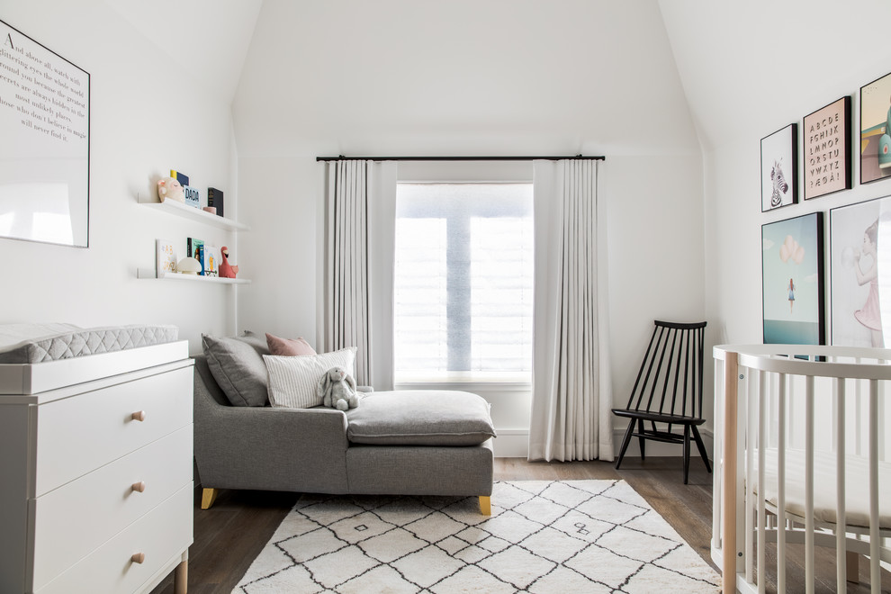 Modernes Babyzimmer mit weißer Wandfarbe, braunem Holzboden und braunem Boden in San Francisco
