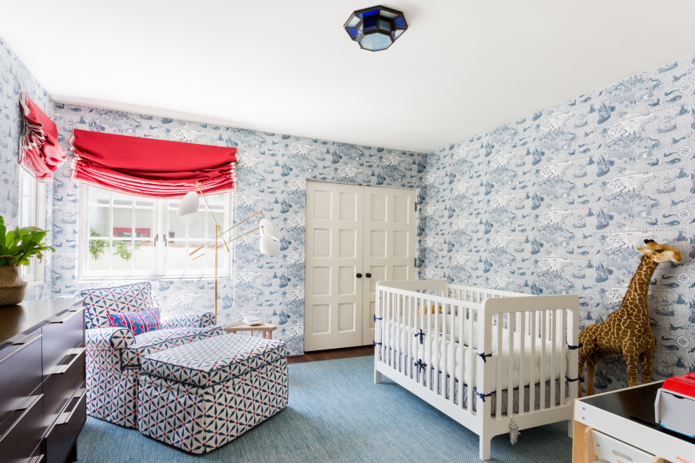 На фото: комната для малыша среднего размера в средиземноморском стиле с синими стенами, паркетным полом среднего тона, коричневым полом и обоями на стенах с