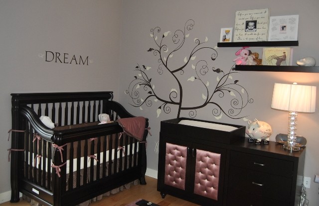 Idéer för ett litet modernt babyrum, med lila väggar och ljust trägolv