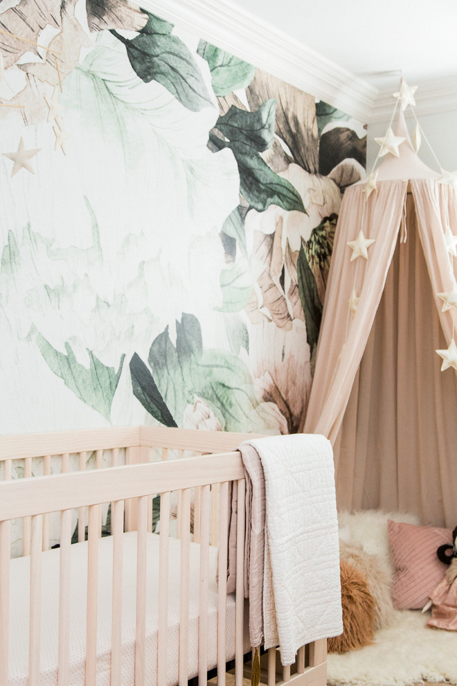 Skandinavisches Babyzimmer mit weißer Wandfarbe in San Diego