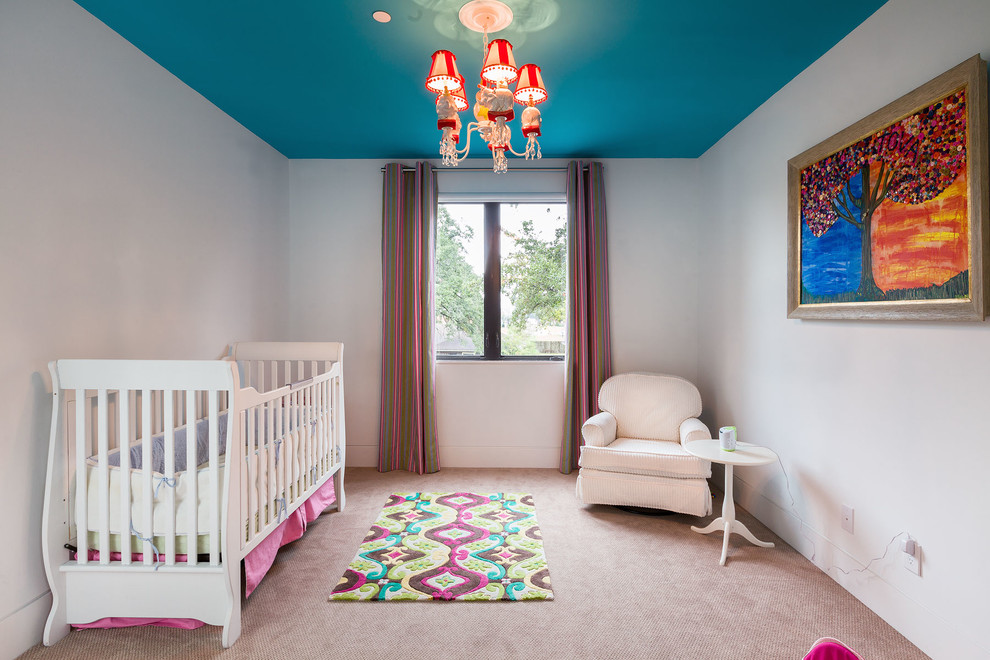 ヒューストンにある小さなトランジショナルスタイルのおしゃれな赤ちゃん部屋 (白い壁、カーペット敷き、女の子用) の写真