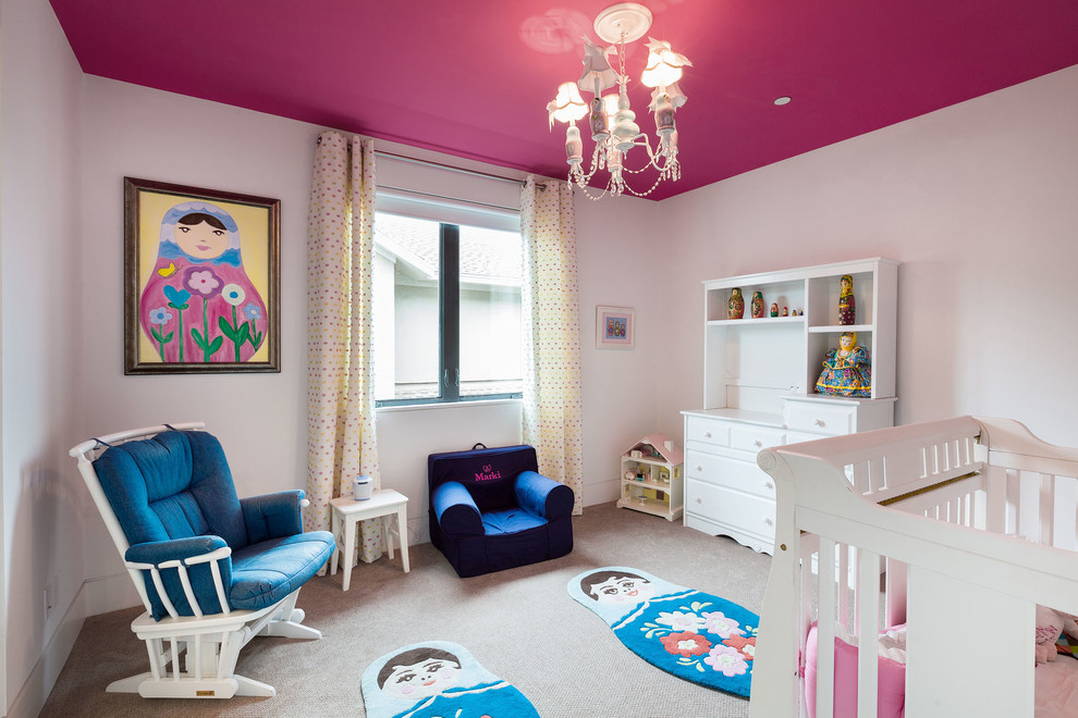 Ejemplo de habitación de bebé niña tradicional renovada de tamaño medio con paredes blancas, moqueta y suelo gris