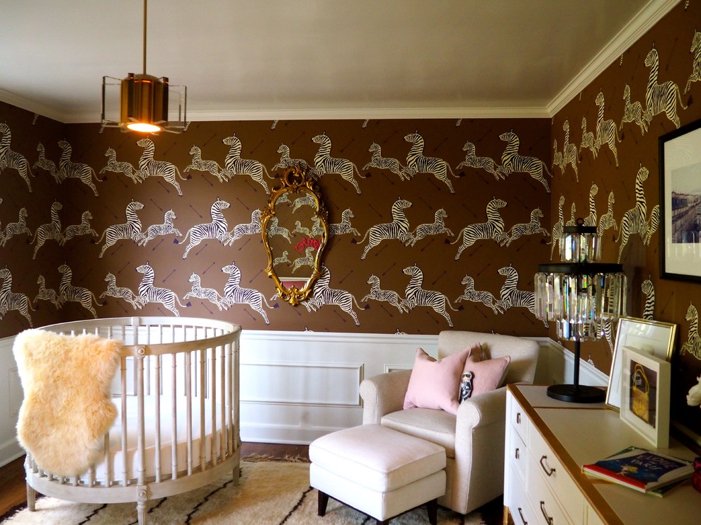 Foto di una grande cameretta per neonata tradizionale con pareti marroni, parquet scuro e pavimento marrone
