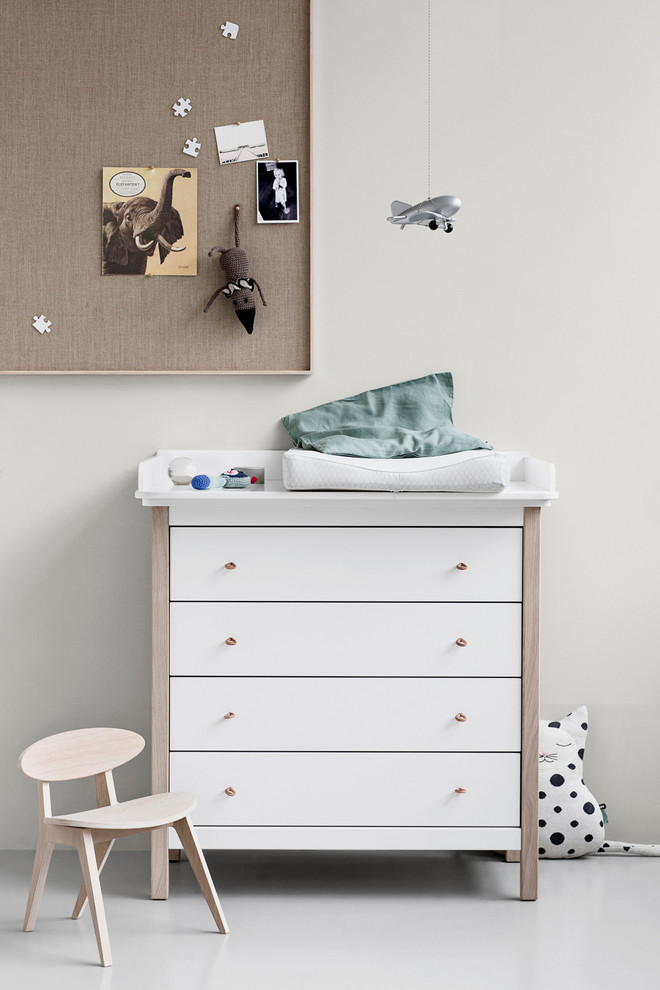 Свежая идея для дизайна: нейтральная комната для малыша в скандинавском стиле с белыми стенами - отличное фото интерьера