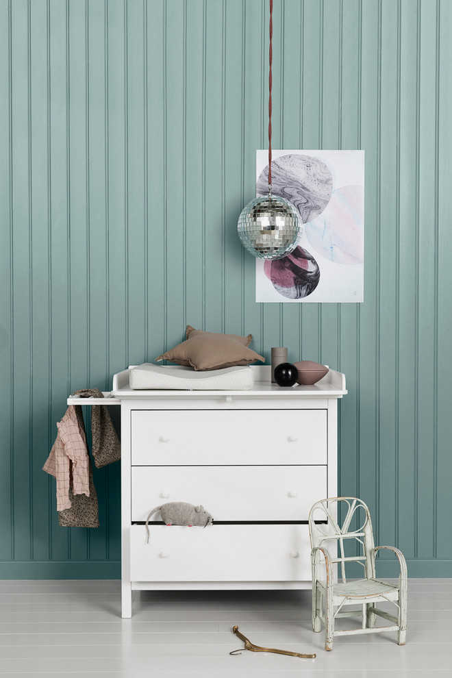 Bild på ett minimalistiskt könsneutralt babyrum, med grå väggar