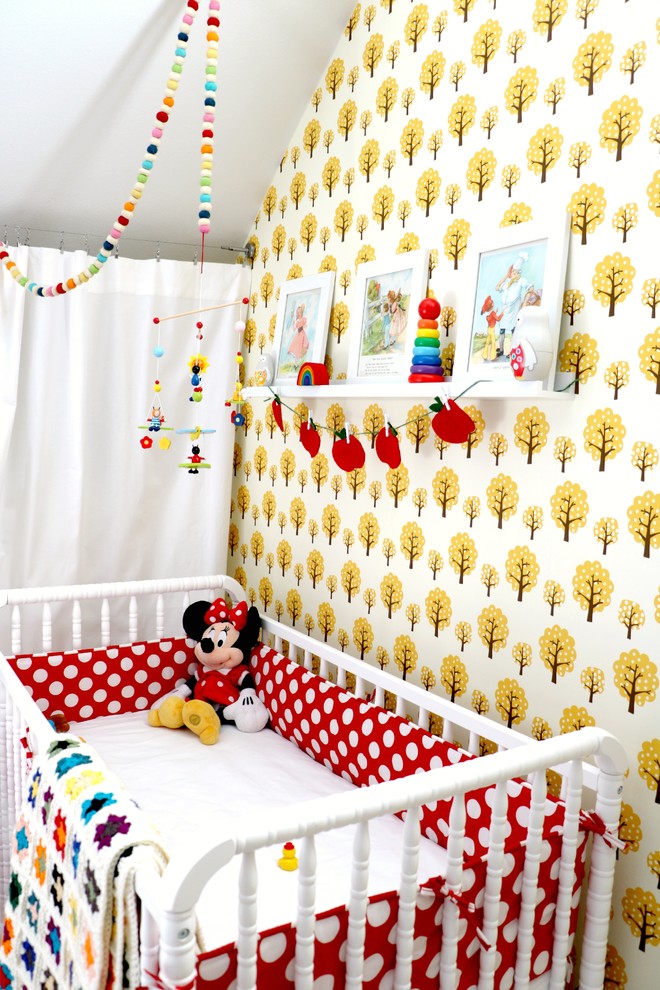 Foto di una cameretta per neonata scandinava di medie dimensioni con pareti bianche e pavimento in legno verniciato
