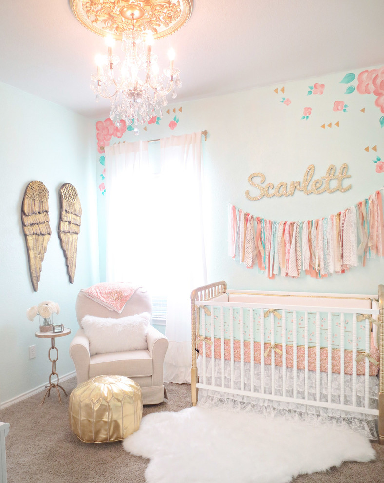 Diseño de habitación de bebé niña romántica pequeña con paredes multicolor y moqueta