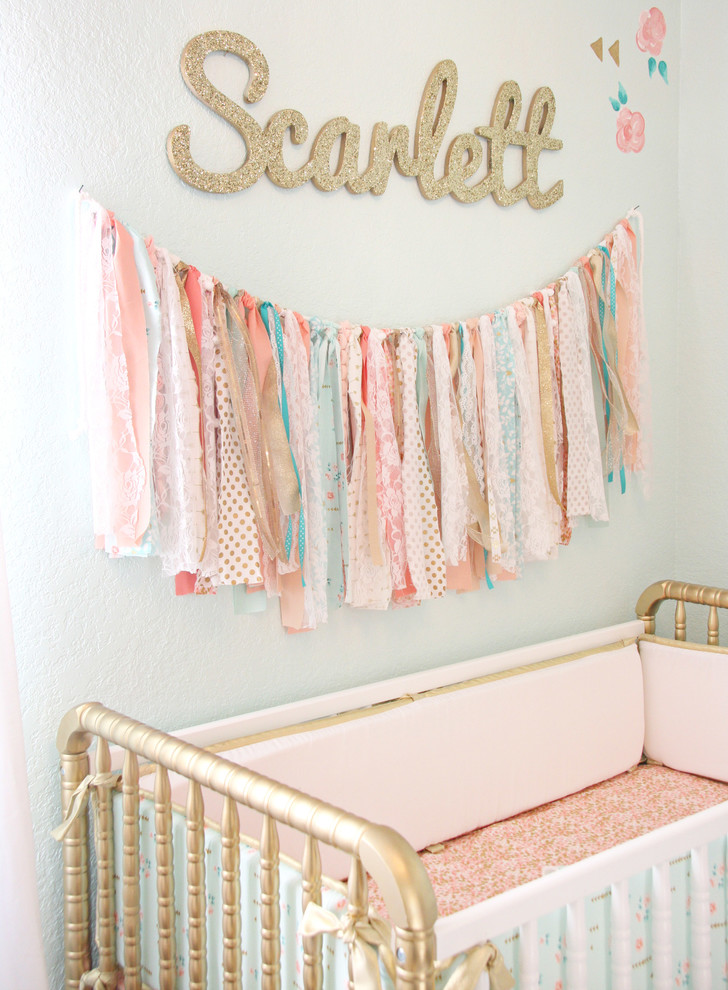 オースティンにあるお手頃価格の小さなシャビーシック調のおしゃれな赤ちゃん部屋 (マルチカラーの壁、カーペット敷き、女の子用) の写真