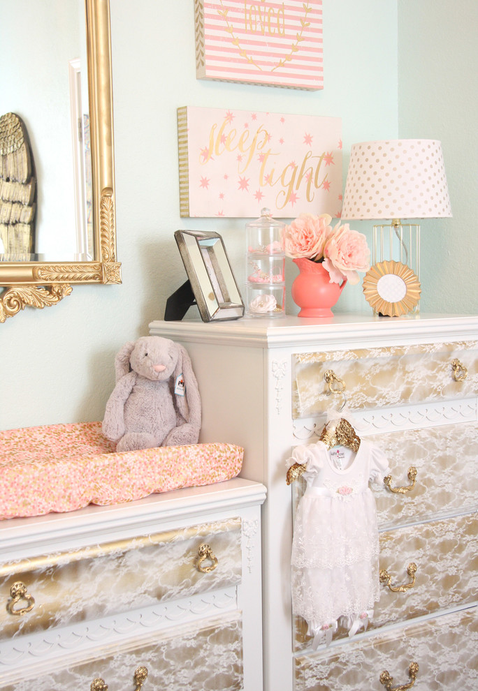 Immagine di una piccola cameretta per neonata shabby-chic style con pareti multicolore e moquette