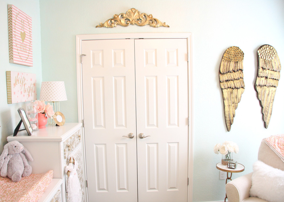 Idée de décoration pour une petite chambre de bébé fille style shabby chic avec un mur multicolore et moquette.