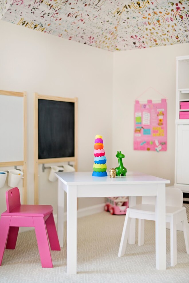Imagen de habitación de bebé niña minimalista grande con paredes multicolor y moqueta