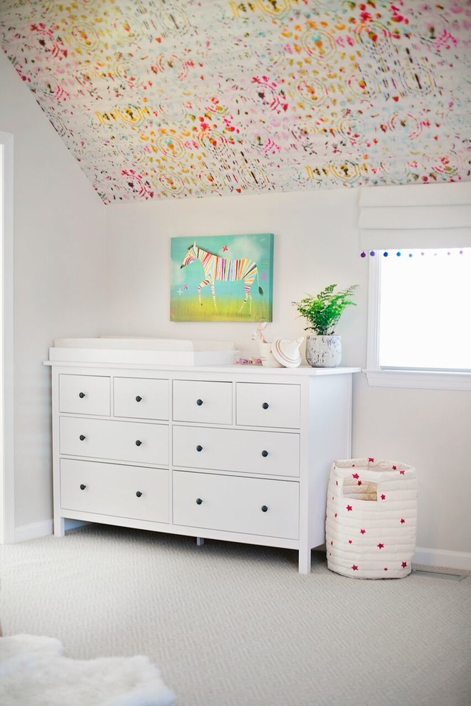 Diseño de habitación de bebé niña moderna grande con paredes multicolor y moqueta
