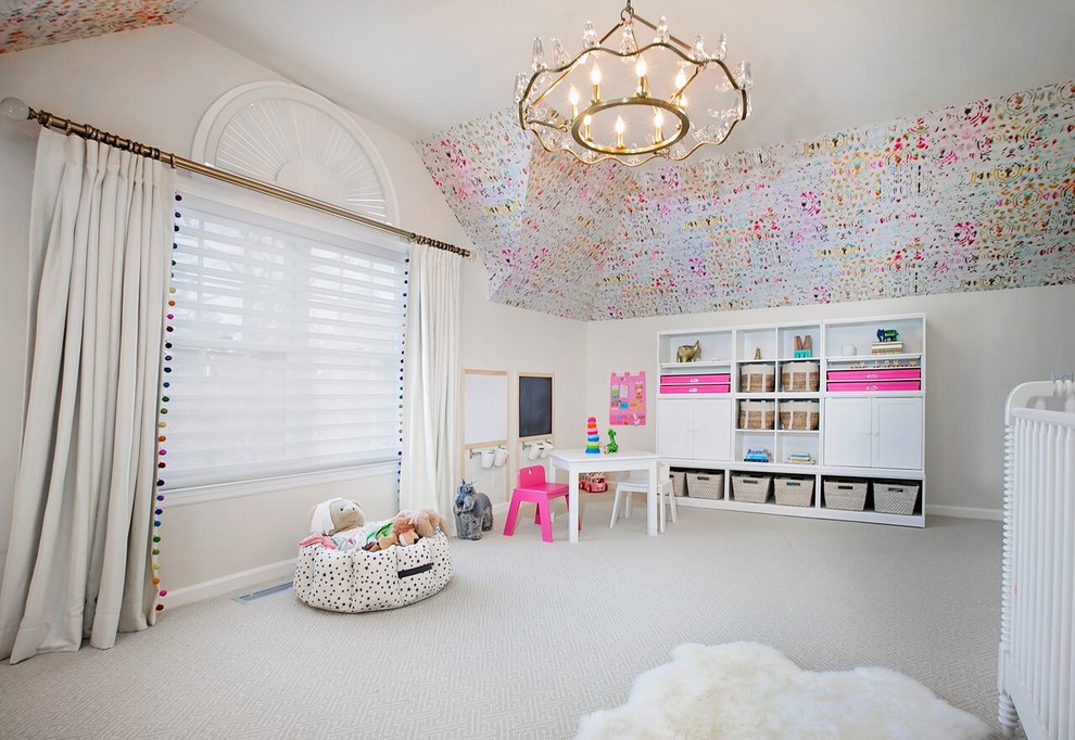 Foto de habitación de bebé niña moderna grande con paredes multicolor y moqueta