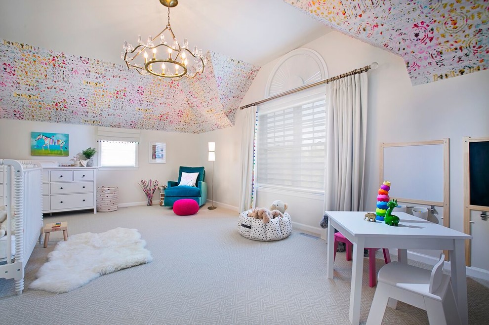 Пример оригинального дизайна: большая комната для малыша в стиле модернизм с разноцветными стенами и ковровым покрытием для девочки