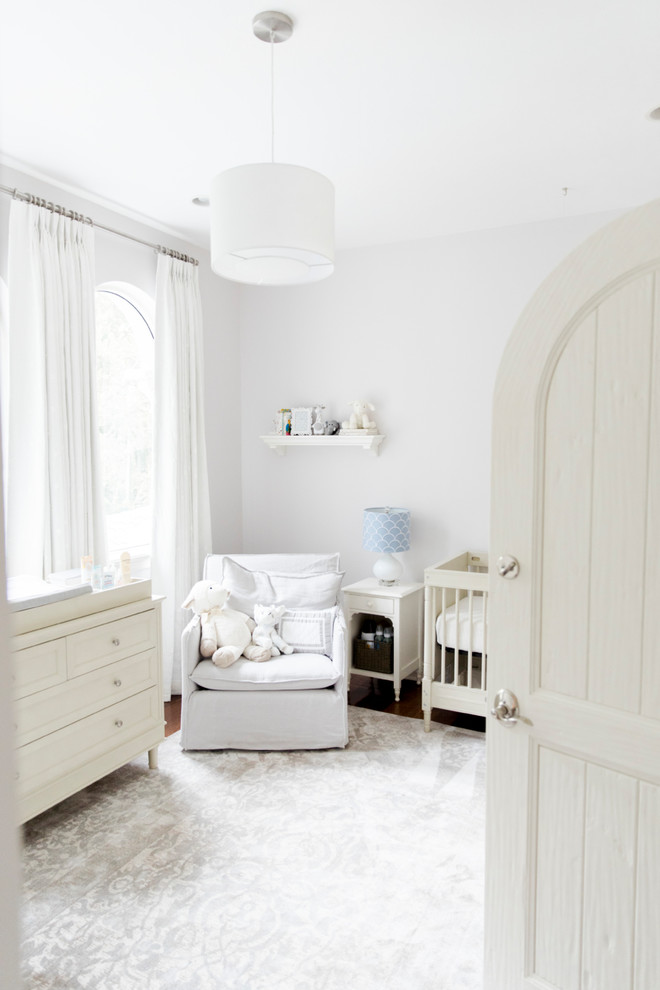 インディアナポリスにあるトラディショナルスタイルのおしゃれな赤ちゃん部屋 (白い壁、男女兼用) の写真