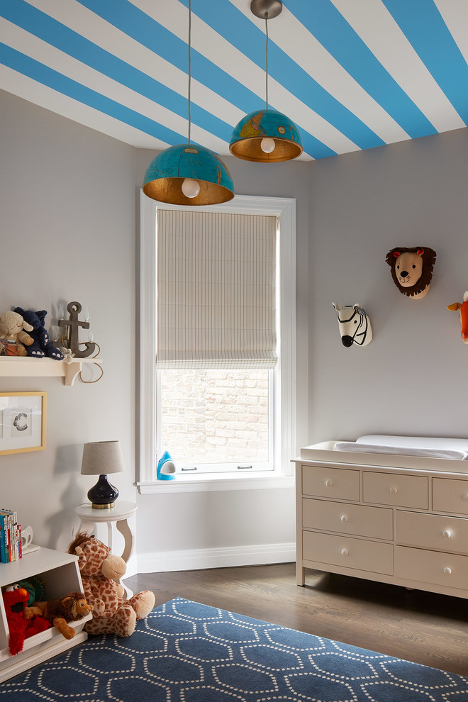 На фото: нейтральная комната для малыша среднего размера: освещение в стиле неоклассика (современная классика) с серыми стенами, темным паркетным полом и коричневым полом с