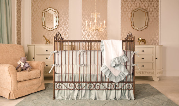 Idée de décoration pour une chambre de bébé neutre.