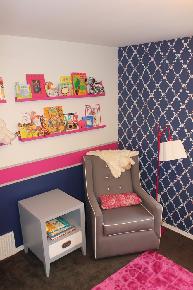 Imagen de habitación de bebé niña clásica renovada de tamaño medio con paredes azules y moqueta