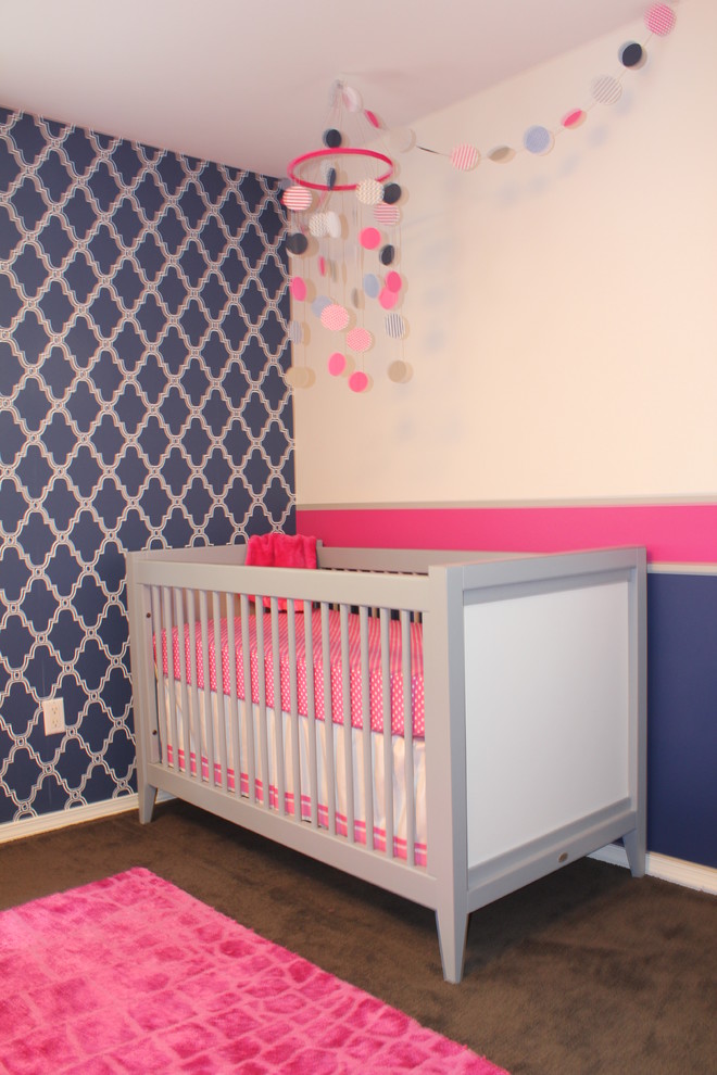 Mittelgroßes Klassisches Babyzimmer mit blauer Wandfarbe und Teppichboden in Seattle