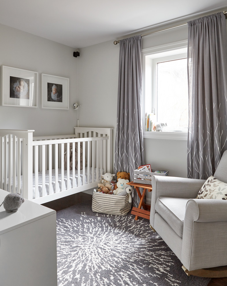 Пример оригинального дизайна: комната для малыша среднего размера в стиле неоклассика (современная классика) с серыми стенами и паркетным полом среднего тона для мальчика