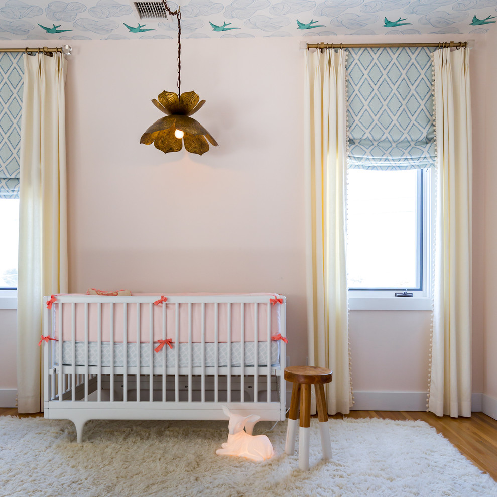 Идея дизайна: комната для малыша для девочки