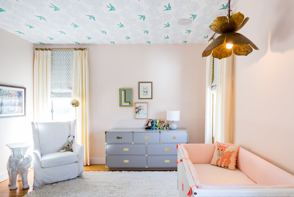 На фото: комната для малыша в стиле неоклассика (современная классика) с белым полом для девочки