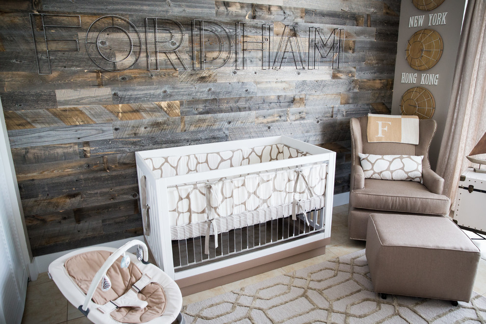 Diseño de habitación de bebé neutra contemporánea con paredes beige