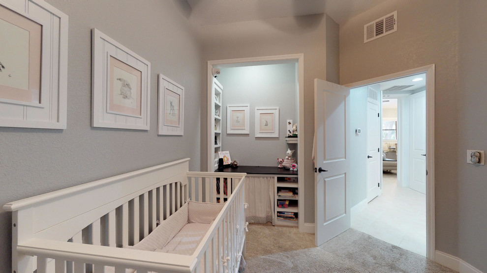 Inspiration pour une chambre de bébé fille marine avec un mur gris et moquette.