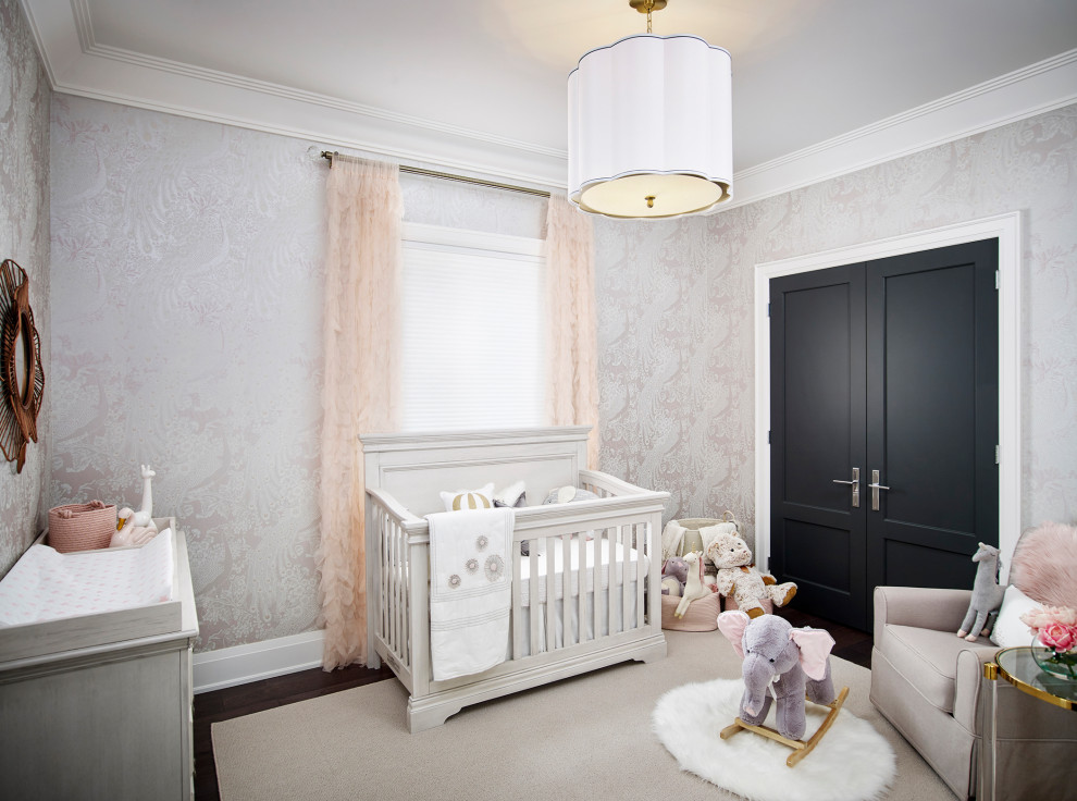 Idee per una piccola cameretta per neonata tradizionale con pareti beige, parquet scuro, pavimento marrone e carta da parati