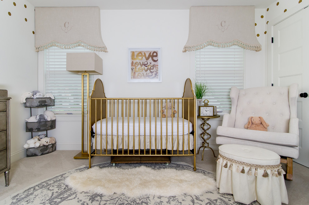 Idées déco pour une chambre de bébé neutre de taille moyenne avec un mur blanc, moquette et un sol beige.