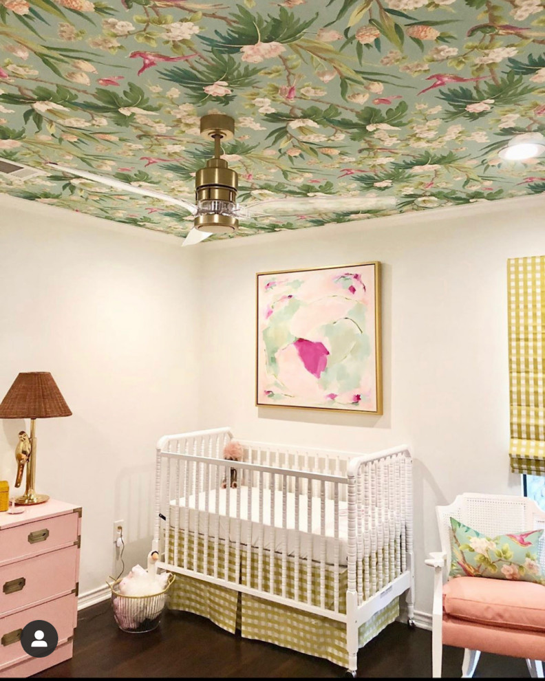 Immagine di una cameretta per neonati eclettica
