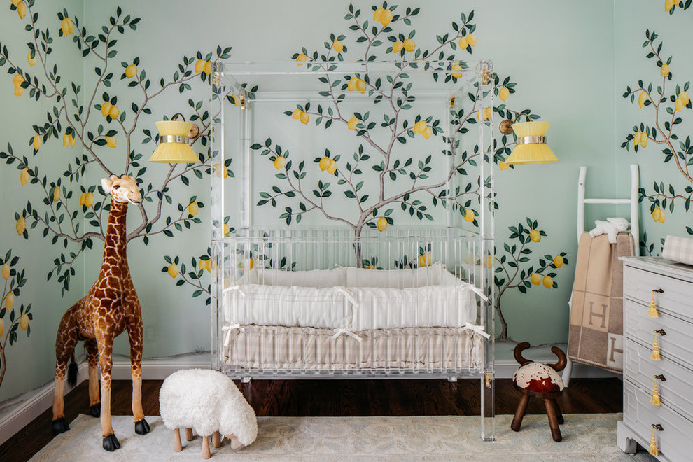 Cette photo montre une grande chambre de bébé neutre tendance avec un mur vert, parquet foncé et un sol marron.