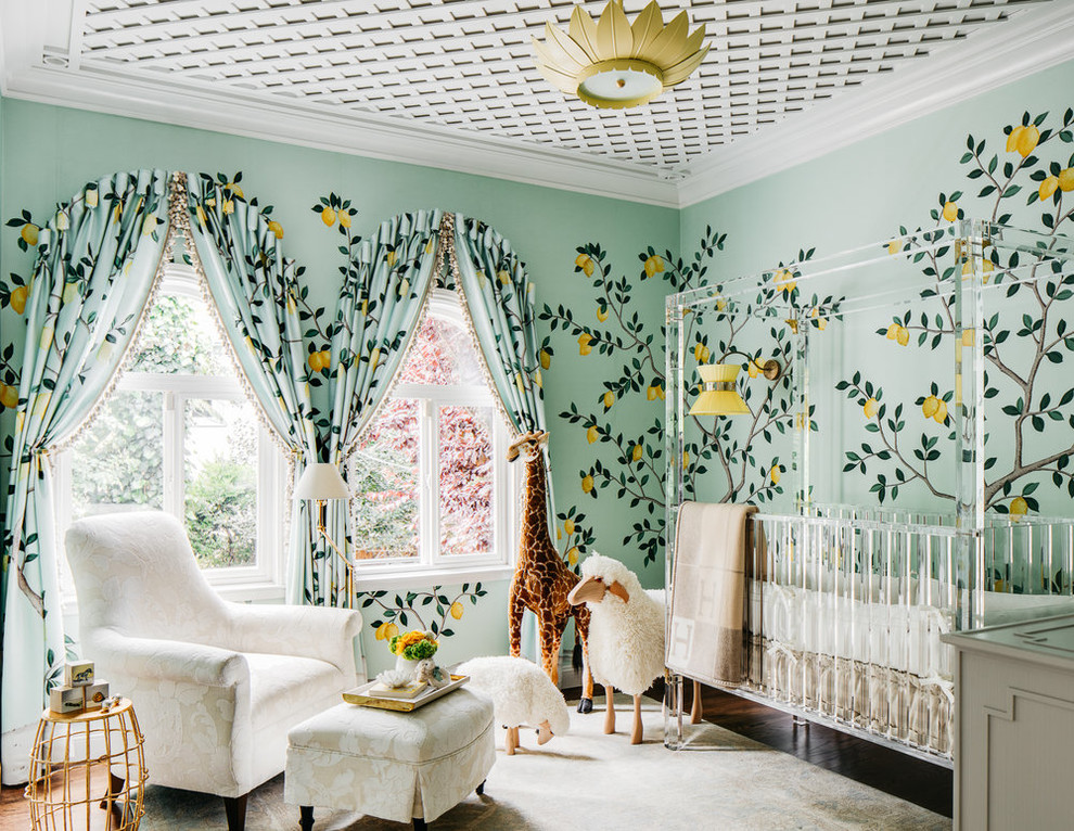 サンフランシスコにあるラグジュアリーな広いトランジショナルスタイルのおしゃれな赤ちゃん部屋 (緑の壁、濃色無垢フローリング、男女兼用、茶色い床) の写真