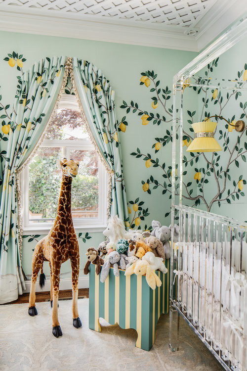 Idées déco pour une grande chambre de bébé neutre contemporaine avec un mur vert, parquet foncé et un sol marron.