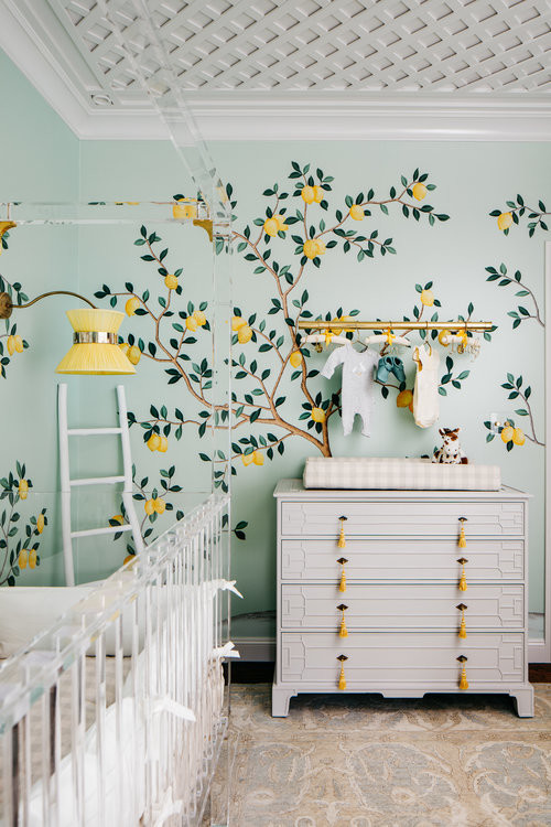 На фото: большая нейтральная комната для малыша в современном стиле с зелеными стенами, темным паркетным полом и коричневым полом с