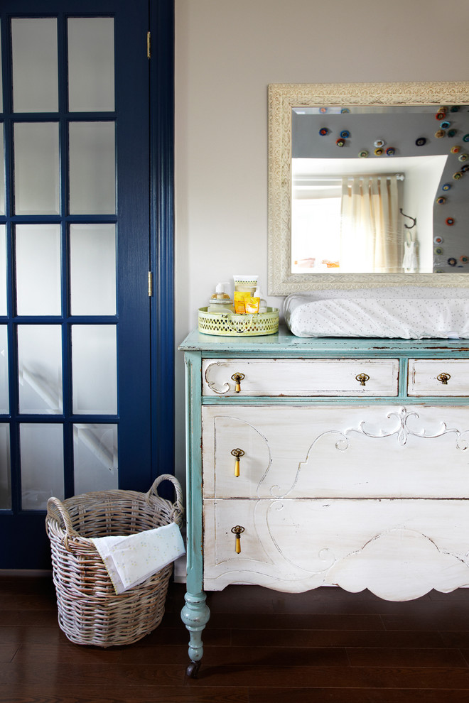 Cette photo montre une chambre de bébé neutre romantique avec un mur blanc et parquet foncé.