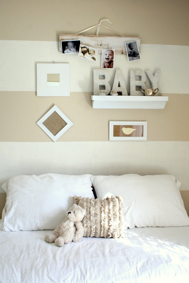 Idee per una cameretta per neonati neutra chic con pareti beige