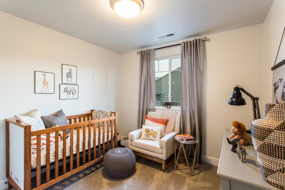 Стильный дизайн: комната для малыша в стиле неоклассика (современная классика) с серым полом - последний тренд