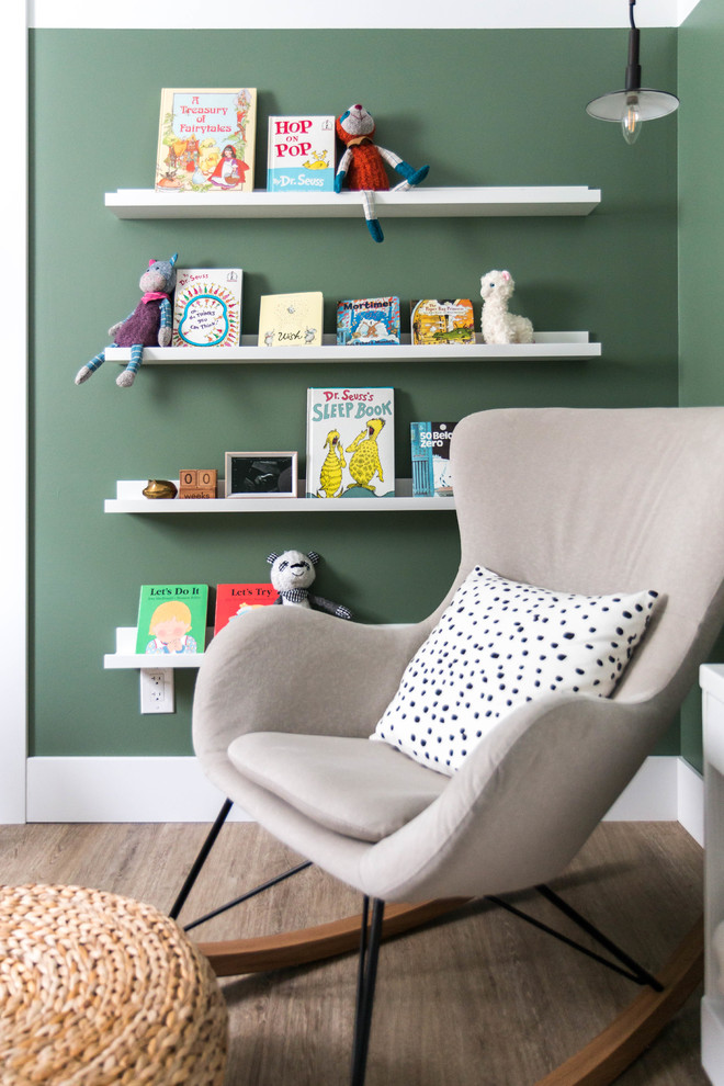 Idee per una piccola cameretta per neonati neutra minimalista con pareti verdi, pavimento in vinile e pavimento marrone