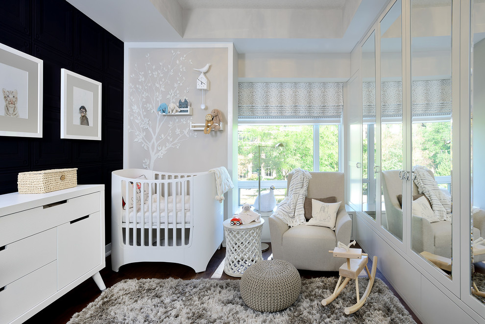 Cette photo montre une chambre de bébé neutre moderne de taille moyenne avec un mur noir et parquet foncé.