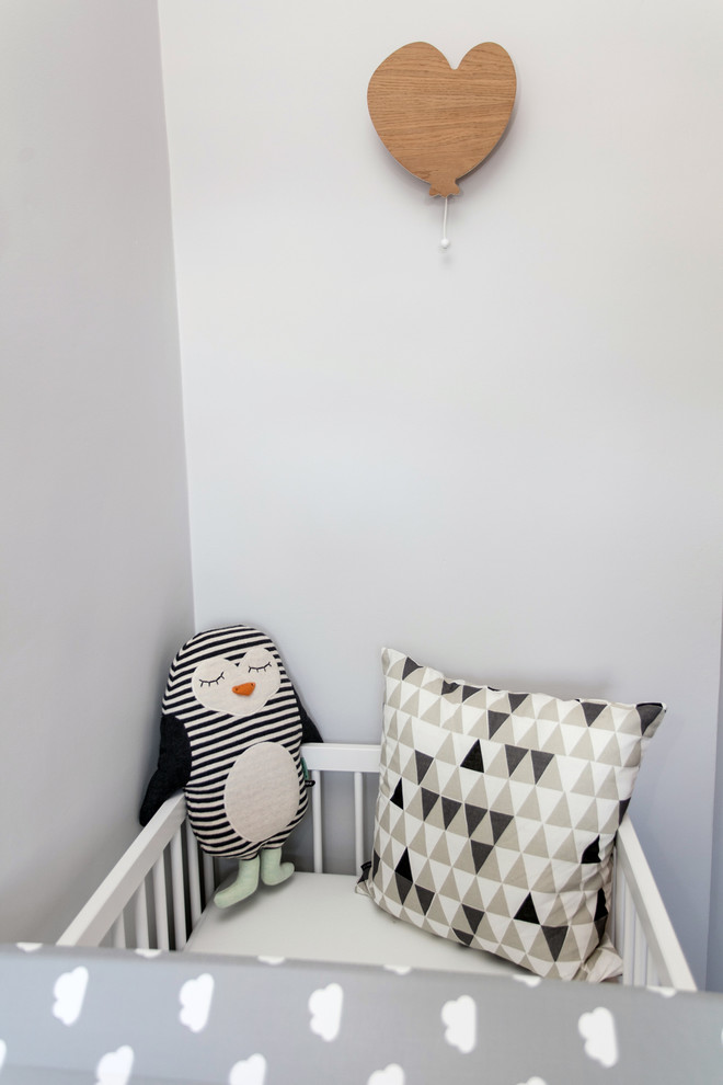 Inspiration pour une petite chambre de bébé neutre design avec un mur gris, moquette et un sol gris.