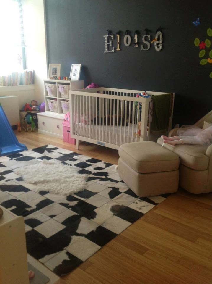 Modelo de habitación de bebé minimalista de tamaño medio