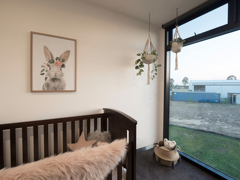 Ispirazione per una piccola cameretta per neonata design con pareti bianche, moquette e pavimento grigio